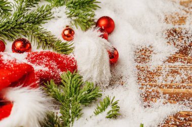 Karlı bir masa, Noel süslemesi. Kapatın.