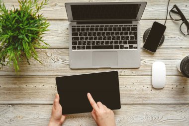 Kadın el ile Düz döşenme ofis masası Çalışma Alanı, dizüstü üst görünümü