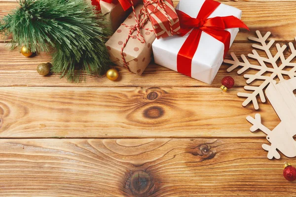 木制背景的圣诞礼品盒的顶部视图 — 图库照片