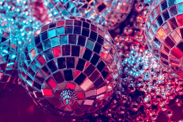 Disco labdák decorationof egy párt rózsaszín háttér — Stock Fotó