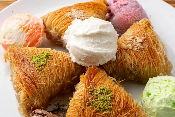 Tutup foto baklava Turki yang disajikan dengan es krim — Stok Foto