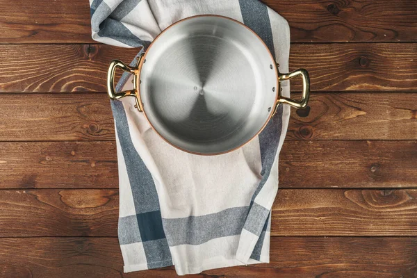 Limpar utensílios de cozinha de cobre brilhante na placa de madeira — Fotografia de Stock