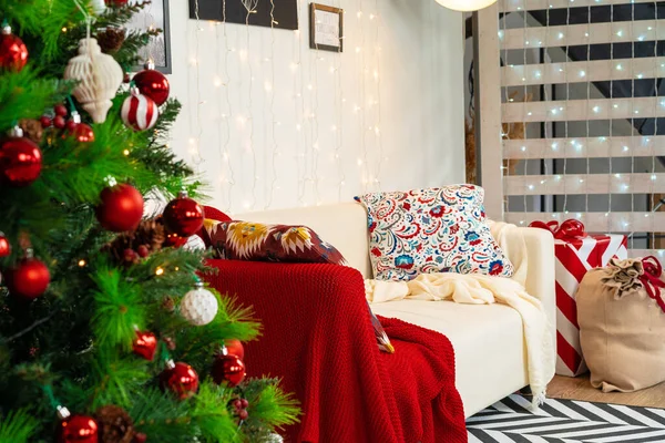 Stanza natalizia splendidamente decorata con abete e divano bianco — Foto Stock