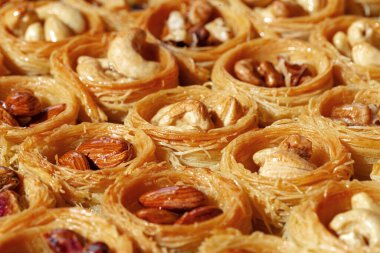 Geleneksel Arap tatlısının arka planında bal ve fındıklı Baklava