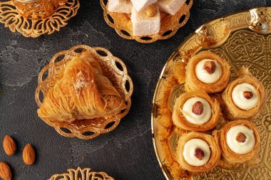Siyah arka planda fındıklı Türk tatlı baklavası