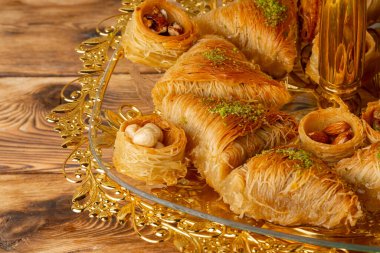 Kek standında çeşitli Türk tatlıları servis ediliyor