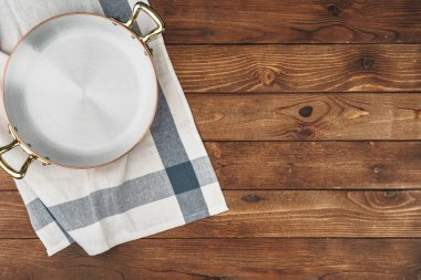 Ahşap tahtada temiz bakır mutfak malzemeleri.