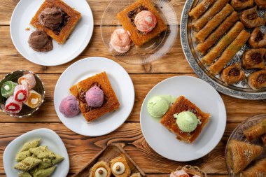 Türk tatlısı, ahşap arka planda dondurmayla servis edilir.