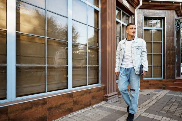Retrato de un joven guapo y casual caminando por la calle — Foto de Stock