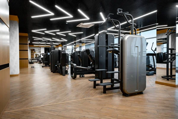 Nowoczesne wnętrze siłowni z nowym sprzętem fitness — Zdjęcie stockowe