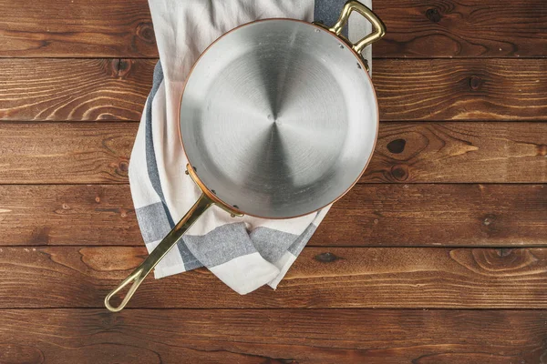 Limpar utensílios de cozinha de cobre brilhante na placa de madeira — Fotografia de Stock