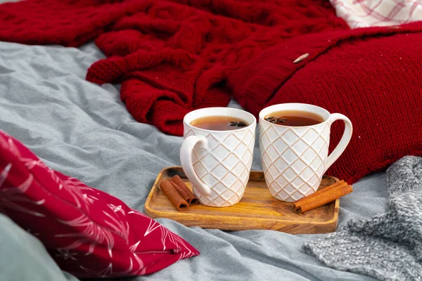 Close up tiro de uma xícara de chá em tábua de madeira em um interior de Natal — Fotografia de Stock
