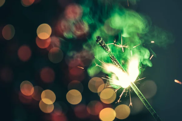Κοντινό πλάνο του πράσινου sparkler διακοπών στο σκοτάδι — Φωτογραφία Αρχείου