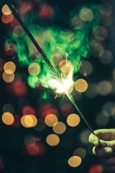 Primo piano di vacanza verde scintillante al buio — Foto Stock