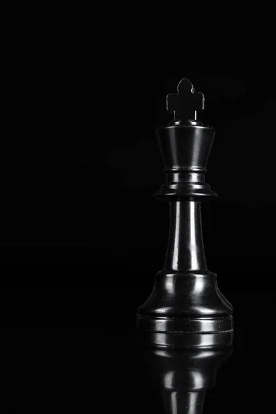 棋子在黑色背景上特写。领导理念 — 图库照片