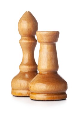 Tahta satranç taşları beyaz üzerine izole edilmiş.