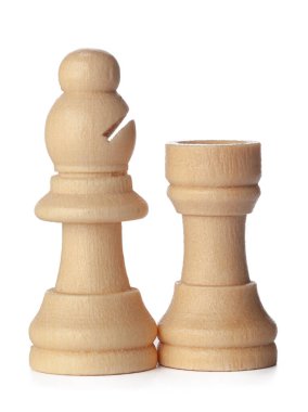 Tahta satranç taşları beyaz üzerine izole edilmiş.