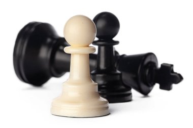 Beyaz arkaplanda siyah beyaz satranç taşları