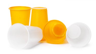 Beyaz üzerine izole içecekler için plastik bardak yakın