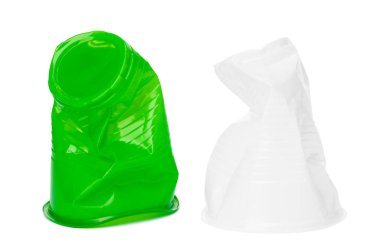 Beyaz arka plan üzerinde izole buruşturulmuş plastik bardak