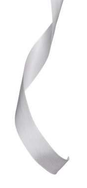 Dikey gümüş saten kurdele beyaz arkaplanda izole