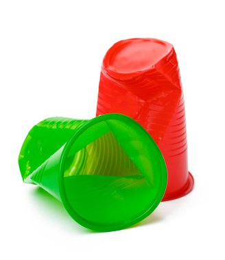 Beyaz arka plan üzerinde izole geri dönüştürülebilir ezilmiş plastik bardak