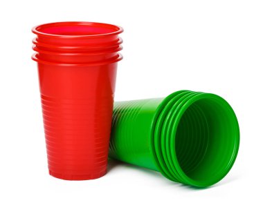 Beyaz arka planda izole edilmiş renkli plastik bardaklar