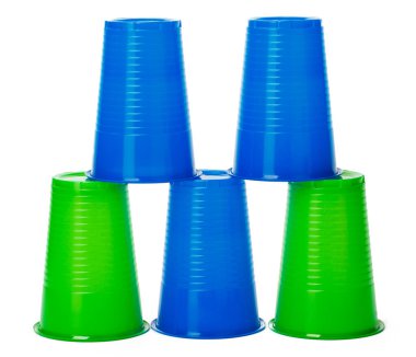 Beyaz izole içecekler için renkli tek kullanımlık bardaklar