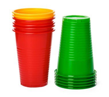 Beyaz arka planda izole edilmiş renkli plastik bardaklar