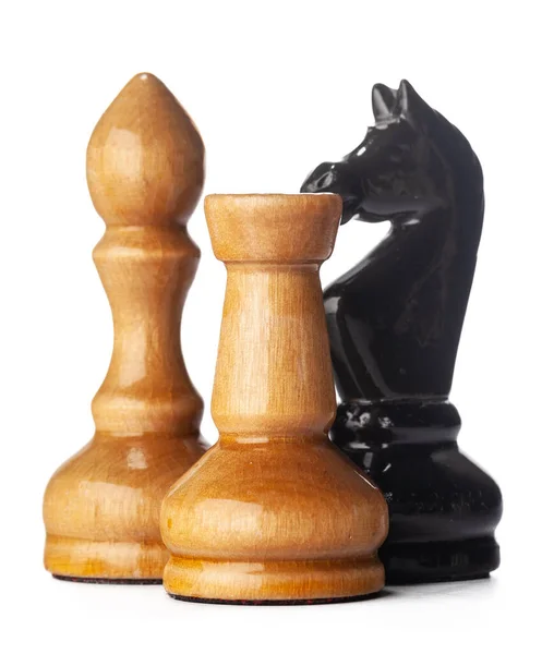 Pièces d'échecs en bois près isolé sur blanc — Photo