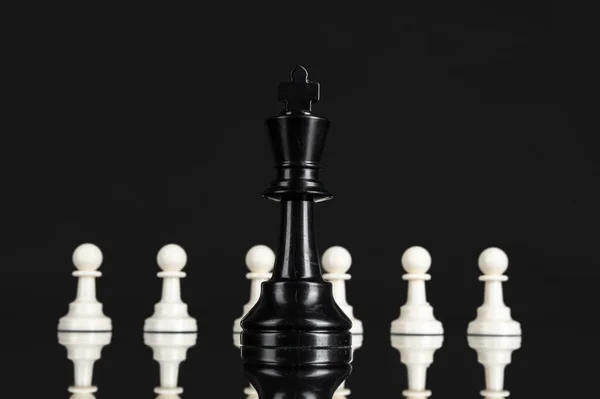 Шахматные фигуры на темном черном фоне — стоковое фото