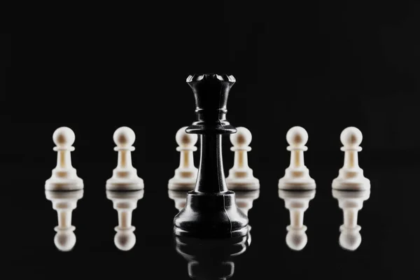 Σκακιστικές φιγούρες σε σκούρο μαύρο φόντο από κοντά — Φωτογραφία Αρχείου