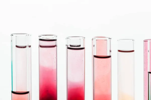 Γυαλί εργαστηριακός χημικός δοκιμαστικοί σωλήνες με υγρό για ανάλυση κοντά — Φωτογραφία Αρχείου