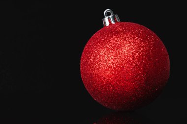 Güzel noel bauble koyu kırmızı arka plan üzerinde yakın