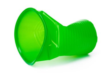 Beyaz arka plan üzerinde izole geri dönüştürülebilir ezilmiş plastik bardak