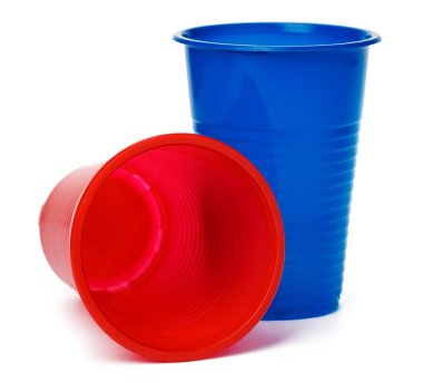 Beyaz arka planda izole edilmiş renkli plastik bardaklar