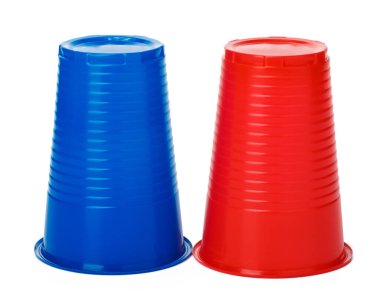 Beyaz arka planda izole edilmiş renkli plastik bardaklar