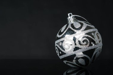 Güzel noel bauble koyu kırmızı arka plan üzerinde yakın