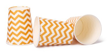 Beyaz arka plan üzerinde izole bej geometrik desenli karton bardak yığını