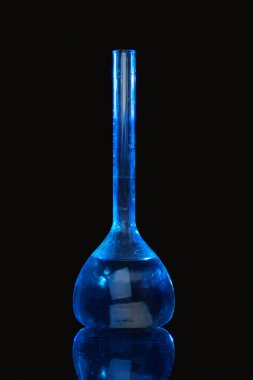 Laboratuvar şişesi cam eşyalar masaya yakın