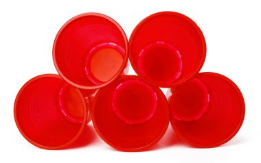 Beyaz izole içecekler için renkli tek kullanımlık bardaklar