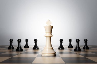 Satranç taşlarına karşı bir satranç taşı. Strateji, iş konsepti