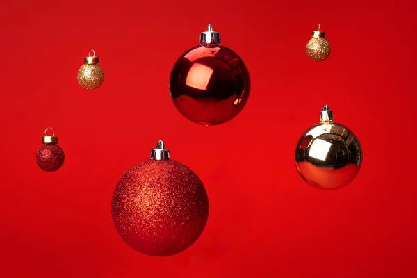 Kırmızı arka plan üzerinde havada noel bauble levitating. Noel kartı — Stok fotoğraf