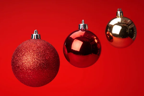 Schwebt in luftiger Christbaumkugel über rotem Hintergrund. Weihnachtskarte — Stockfoto