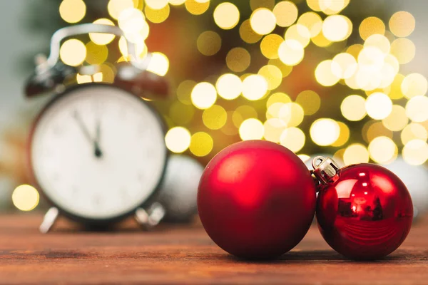 Boules de Noël sur une table en bois sur fond bokeh luisant flou — Photo