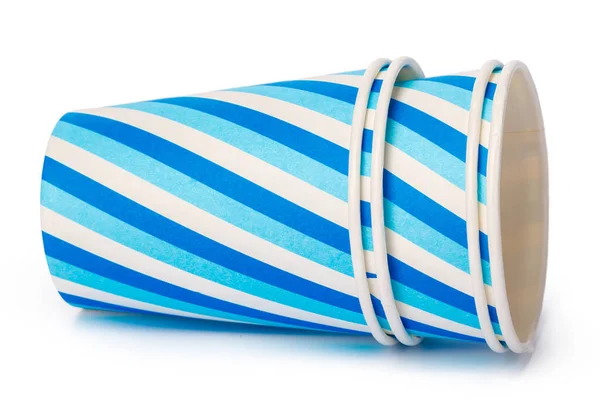 Pappbecher verziert mit blauen Linien Muster isoliert auf weißem Hintergrund — Stockfoto