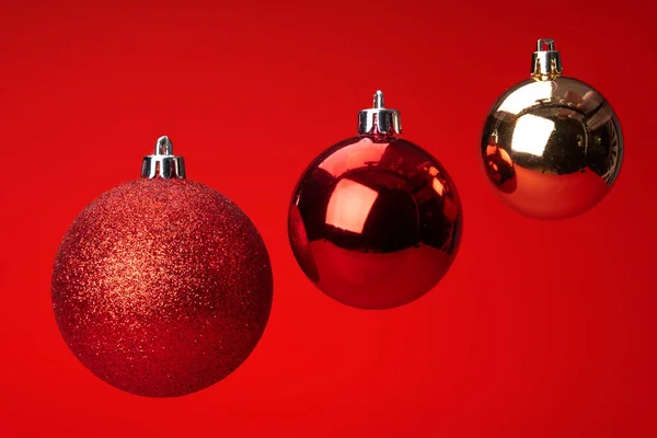 Levitating in air christmas bauble over red background. Christmas card — Stock Photo, Image