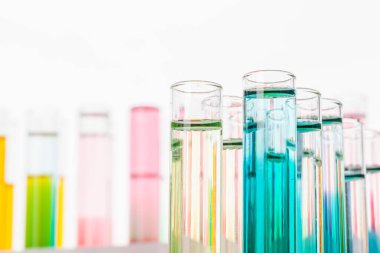 Laboratuvarda natürmort. Renkli kimyasallar ile test tüpleri