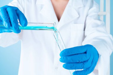 Kimya laboratuvarında bilimsel deneyler. Renkli sıvılar ve test tüpü