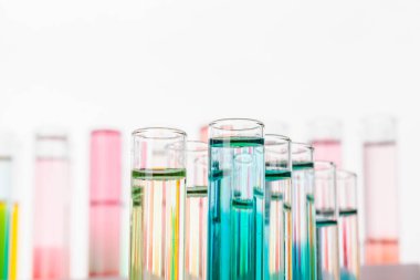 Laboratuvarda natürmort. Renkli kimyasallar ile test tüpleri